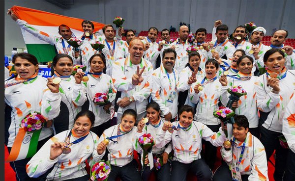 भारत ने शुक्रवार को कबड्डी में दोहरे स्वर्ण पदकों के साथ 17वें एशियाई खेलों में अपने अभियान का अंत किया। इन दो स्वर्ण पदकों की बदौलत भारत शनिवार को इन खेलों के समापन से पहले पदक तालिका में आठवें स्थान पर पहुंचने में सफल रहा। कबड्डी के ये दो स्वर्ण पदक भारत के लिए खेलों में अंतिम पदक भी साबित हुए। (फोटो: भाषा)