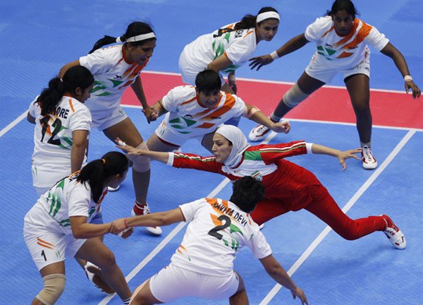 महिला टीम ने ईरान के खिलाफ आसान जीत दर्ज की लेकिन पुरुषों को इसी देश की टीम को हराकर लगातर सातवां स्वर्ण पदक जीतने के लिए काफी पसीना बनाना पड़ा और मैच में अधिकांश समय टीम पिछड़ी रही। (फोटो: भाषा)