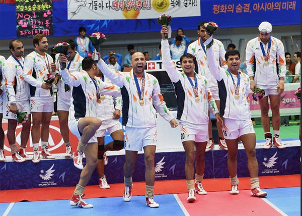 भारतीय पुरुष टीम ने पहले हाफ में पिछड़ने के बाद दूसरे हाफ में जोरदार वापसी करते हुए सोंग्दो यूनिवर्सिटी जिम्नेजियम में ईरान को 27-25 से हराकर लगातार सातवां स्वर्ण पदक जीता। इससे साथ ही भारत ने लगातार दूसरे एशियाई खेलों में कबड्डी स्पर्धा में गोल्डन डबल पूरा किया। (फोटो: भाषा)