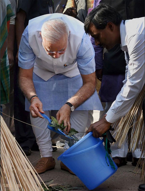 नरेंद्र मोदी सरकार के स्वच्छ भारत अभियान के तहत केंद्र सरकार के लाखों कर्मचारियों ने आज अपने दफ्तरों और आवासीय इलाके में स्वच्छता सुनिश्चित करने के लिए हर सप्ताह कम से कम दो घंटे काम करने का वचन लिया। (फोटो: भाषा)