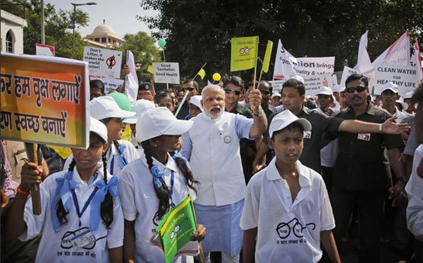 पहली बार ऐसा हुआ जब चपरासी से सचिव स्तर तक के सभी कर्मचारियों को गांधी जयंती पर स्वच्छ भारत अभियान में हिस्सा लेने के लिए कार्यालय बुलाया गया। यूं इस दिन सरकारी छुट्टी रहती है। (फोटो: भाषा)