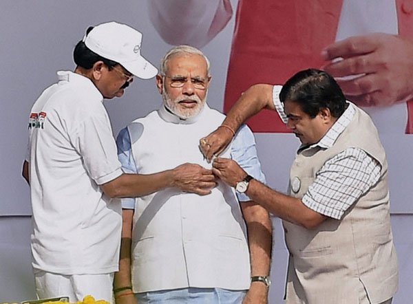 कुछ कर्मचारी विशेष रूप से डिजाइन की हुयी टी-शर्ट भी पहने हुए नजर आए जिस पर सफाई सुनिश्चित करने वाला संदेश था। (फोटो: भाषा)
