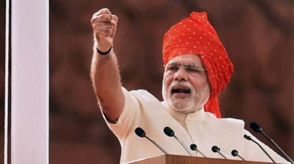 नरेंद्र मोदी ने झाड़ू लगाकर की ‘स्वच्छ भारत’ मिशन की शुरूआत
