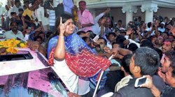 गोपीनाथ मुंडे की दोनों बेटियों ने रचा इतिहास, 7 लाख मतों के अंतर से मिली जीत