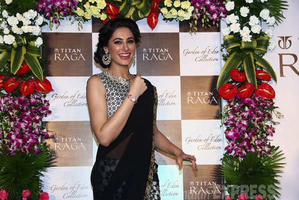 हमेशा बोल्ड अंदाज़ में नज़र आने वाली अभिनेत्री नरगिस फाखरी ब्लैक रंग की साड़ी में बेहद खूबसूरत आईं नज़र। (फोटो: वरिंदर चावला)