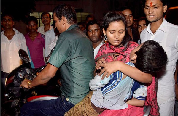 दशहरा समारोह के बाद यहां गांधी मैदान के बाहर भगदड़ में घायल एक और व्यक्ति की मौत के साथ इस घटना में मरने वालों की संख्या 33 हो गई है। (फोटो: भाषा)
