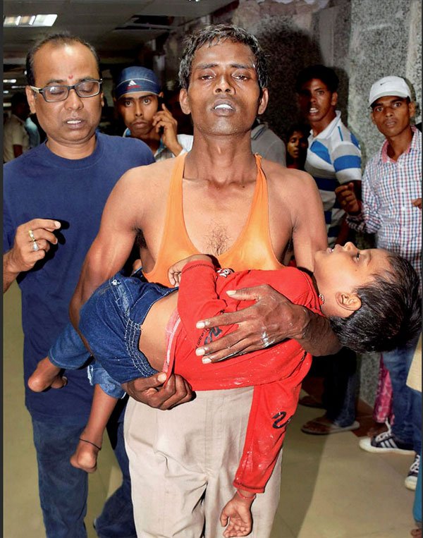 प्रत्यक्षदर्शियों और अधिकारियों ने बताया कि हादसा एग्जीबिशन रोड के समीप स्थित गांधी मैदान के दक्षिण पूर्वी कोने की ओर कल शाम को हुआ जब रावण वध देखने के बाद लौट रहे लोग एक दूसरे से पहले निकलने की हड़बड़ी में थे। (फोटो: भाषा)