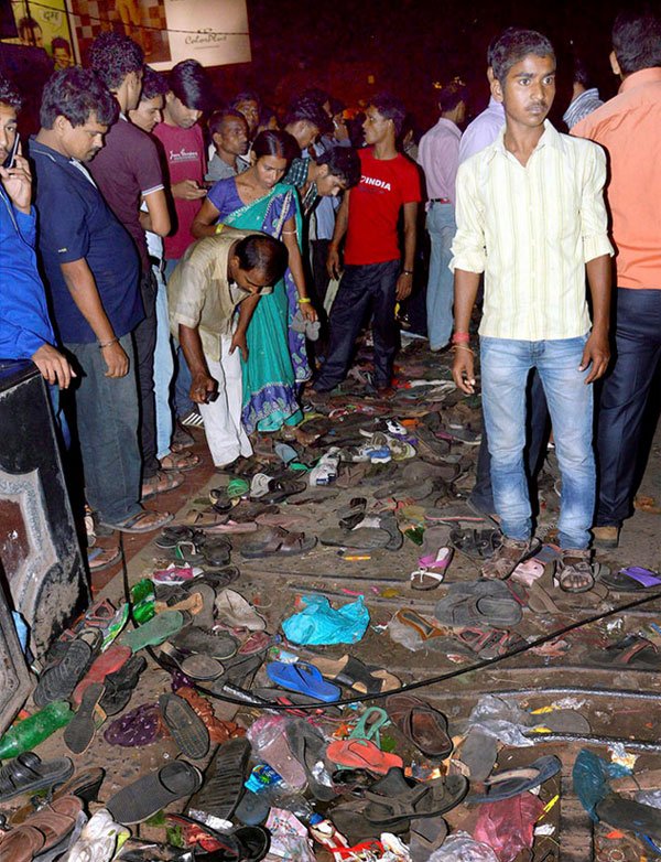 विशाल गांधी मैदान में इस सालाना समारोह को देखने के लिए हजारों की संख्या में लोग मौजूद थे । बताया जाता है कि हादसे के समय मैदान के कई कोने ऐसे थे जहां प्रकाश की मामूली व्यवस्था थी। (फोटो: भाषा)
