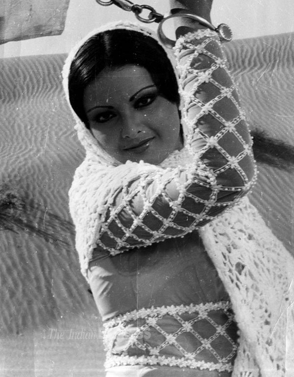 रेखा का जन्म 10 अक्टूबर 1954 को तमिलनाडु के चेन्नई में मशहूर तमिल अभिनेता जेमिनी गणेशन और तेलगु अभिनेत्री पुष्पावली के घर में हुआ था।