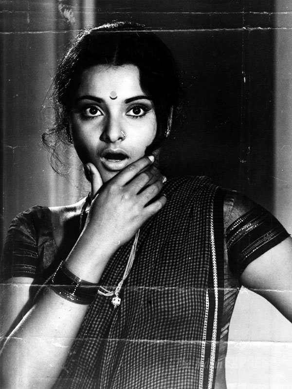1966 में आई तेलगु फिल्म ‘रंगुला रतनम’ में बतौर बाल कलाकार रेखा ने फिल्म जगत में कदम रखा था।