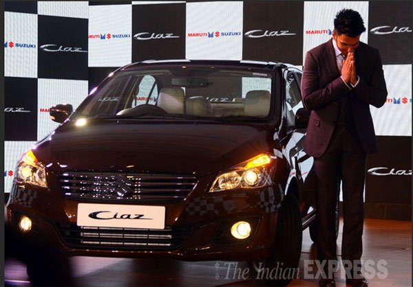 रणवीर सिंह हाथ जोड़ कर सबको नमस्ते कह रहे। (फोटो: अमित चक्रवर्ती)