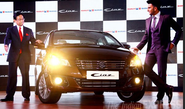 मारूति सुजुकी इंडिया लिमिटेड कंपनी के प्रबंध निदेशक एवं मुख्य कार्यकारी अधिकारी केनियी अयुकावा के साथ रणवीर सिंह। (फोटो: अमित चक्रवर्ती)