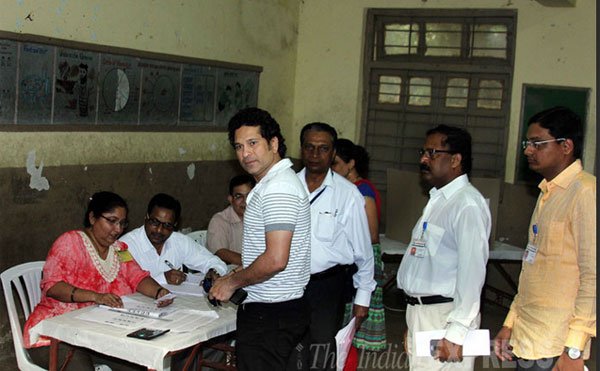 मास्‍टर ब्‍लास्‍टर सचिन तेंदुलकर ने निभाया अपना फर्ज़, किया मतदान (फोटो: प्रदीप दास)