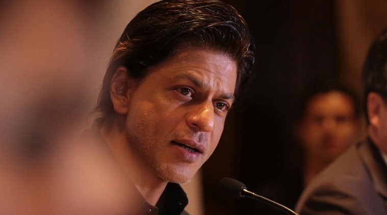 Stones, Shah Rukh Khan, car, Raees, Bollywood, Actor, Shooting, stone pelting, shahukh khan car, bollywood news