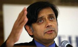 नरेंद्र मोदी की प्रशंसा करने के लिए कांग्रेस के दैनिक ने शशि थरूर पर साधा निशाना