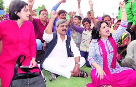 Shazia Ilmi with BJP Cleaning Campaign