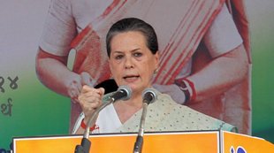 प्रियंका गांधी, स्मृति ईरानी, आईआईआईटी, प्रियंका गांधी vs स्मृति ईरानी, रायबरेली, कांग्रेस, बीजेपी, भाजपा, priyanka gandhi, smriti irani, priyanka smriti irani, IIIT, IIIT Rae bareli, Sonia Gandhi, Sonia gandhi constituency, Congress, HRD ministry, Education ministry, india news, education news, India politics, latest news