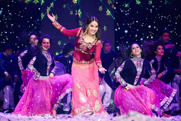 माधुरी दीक्षित ने अपने कातिलाना अदाओं से वहां मौजूद सभी लोगों का दिल जीत लिया।