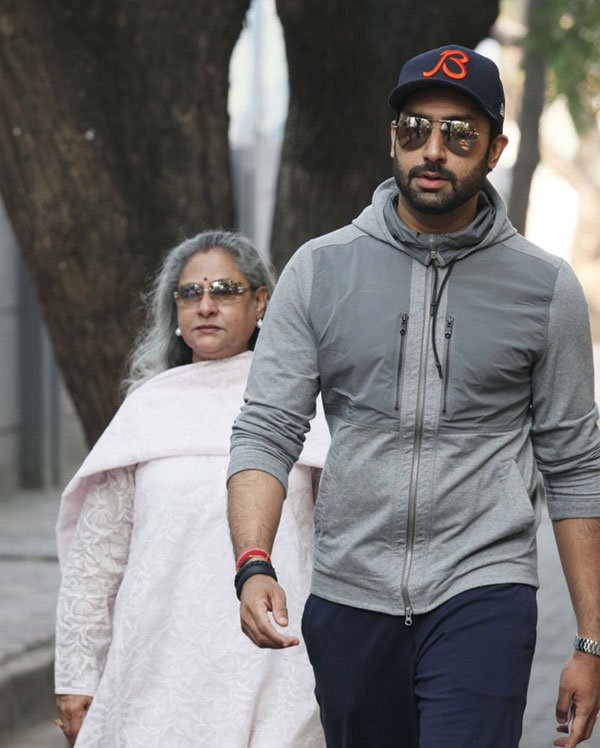 महाराष्ट्र में विधानसभा चुनावों के लिए मतदान जारी है। ऐसे में बॉलीवुड सितारों में सबसे पहले वोट देने पहुंचे अभिषेक बच्चन अपनी मां जया बच्चन के साथ। (एक्सप्रेस फोटो: वसंत प्रभु)
