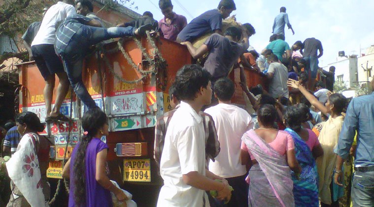 चक्रवात ‘हुदहुद’ से मची तबाही के बाद विशाखापत्तनम में जरूरी वस्तुओं की कमी