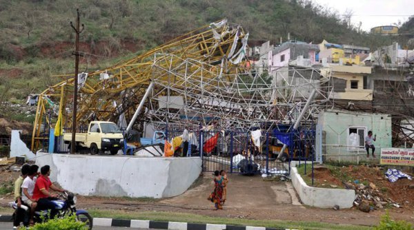 नरेंद्र मोदी का चक्रवात प्रभावित विशाखापत्तनम का दौरा, आंध्र के लिए 1000 करोड़ रूपए की घोषणा