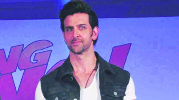 'देसी गर्ल' प्रियंका चोपड़ा यहां नीले रंग की साड़ी में बेहद सूबसूरत लग रहीं थी (फोटो: ट्विटर)