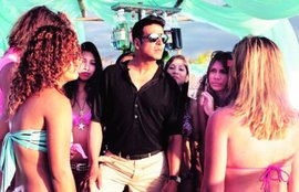 Akshay Kumar slaps his fan