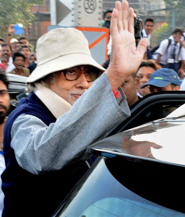 बॉलीवुड अभिनेता अमिताभ बच्चन कोलकाता में अपनी आगामी फिल्म 'पीकू' की शूटिंग के दौरान अपने प्रशंसकों का अभिवादन करते हुए | (पीटीआई फोटो)