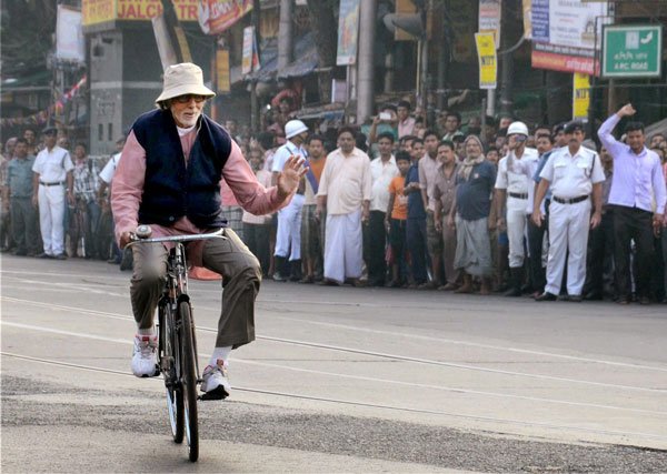 बॉलीवुड अभिनेता अमिताभ बच्चन कोलकाता के श्यामबाज़ार में अपनी आगामी फिल्म 'पीकू' की शूटिंग के दौरान साइकिल चला रहे है | (पीटीआई फोटो)