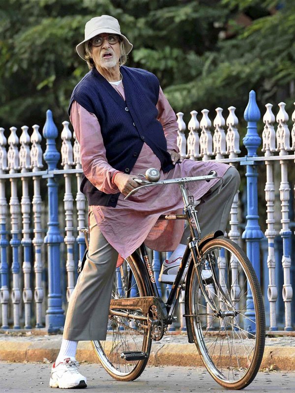 बॉलीवुड अभिनेता अमिताभ बच्चन कोलकाता के श्यामबाज़ार में अपनी आगामी फिल्म 'पीकू' की शूटिंग के दौरान साइकिल चला रहे है | (पीटीआई फोटो)