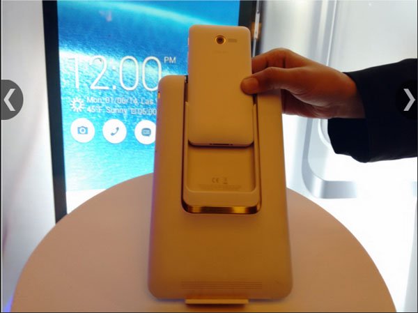 सात इंच के टैबलेट डॉक के साथ आसूस का चार इंच का ड्यूल सिम स्मार्टफोन एंड्रॉयड 4.3 जेलीबिन पर रन करता है। हालांकि जल्द ही यह फोन 4.4 किटकैट वर्ज़न में अपग्रेड किया जा सकेगा। (स्रोत: देबाशीष सरकार)