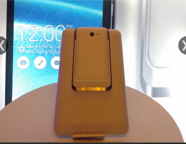 .यह डिवाइस 1.6 GHz ड्यूल कोर इंटेल एटम z2560 प्रोसेसर पर चलता है। इसमें 1 जीबी की रैम और 8 जीबी की इंटरनल मेमोरी दी गई है जिसे 64 जीबी तक बढ़ाया जा सकता है। (स्रोत: देबाशीष सरकार)