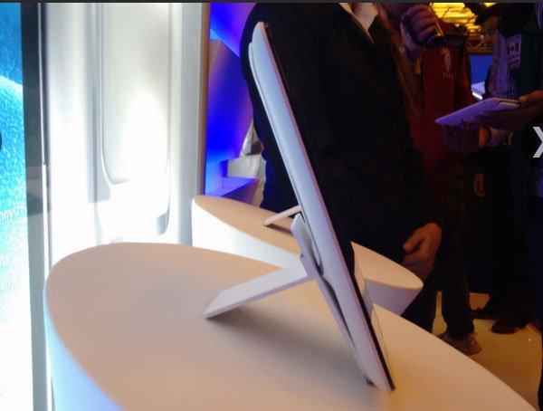 स्मार्टफोन का वज़न 116 ग्राम जबकि टैबलेट का वज़न 260 ग्राम है। (स्रोत: देबाशीष सरकार)