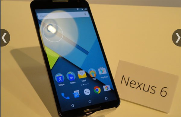 गूगल नेक्सस 6 को मोटोरोला कंपनी बनाया है और यह एंड्रॉयड के लेटेस्ट वर्ज़न 5.0 लॉलीपॉप पर चलता है। (स्रोत : देवाशीष सरकार)