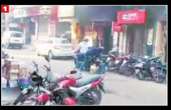 दिल्ली विश्वविद्यालय इलाके के कमलानगर के बंगला रोड स्थित सिटी बैंक के एटीएम में शनिवार सुबह 11 बजे रुपए डालने के लिए एक कैश वैन आया। कैश वैन बैंक के पास रुका और उसमें बैठे कर्मचारी अभी एटीएम के पास गए ही थे, तभी दो मोटरसाइकिल पर सवार चार बदमाश आए और वैन में रखे रुपए से भरा बैग लेने लगे। (फोटो: इंडियन एक्सप्रेस)