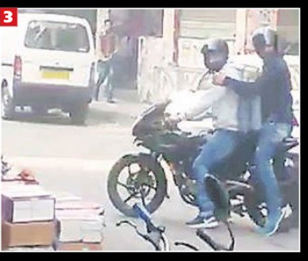 जब पुलिस मौके पर पहुंची तो सत्येंद्र खून से लथपथ कराह रहा था। पुलिस ने उसे ट्रामा सेंटर में भर्ती कराने के दौरान उससे कुछ जानकारी ली। बाद में इलाज के दौरान सत्येंद्र की मौत हो गई। (फोटो: इंडियन एक्सप्रेस)