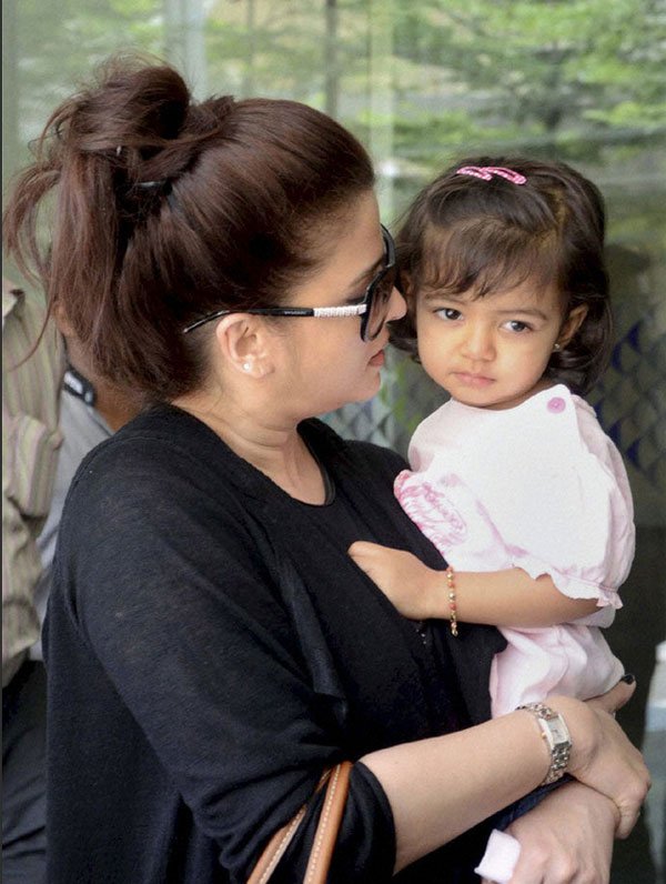 ऐश्वर्या राय बच्चन जितनी अच्छी अभिनेत्री हैं उससे कई ज्यादा अच्छी मां हैं। अराध्या को जन्म देने के बाद ऐश्वर्या ने अपने सारे काम को नज़रअंदाज़ किया और एक अच्छी मां की भूमिका निभाती चली गई।