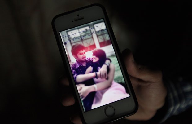 देखिए किस तरह अभिषेक अपने मोबाइल पर भावना की तस्वीरें देख उसे करता है याद (फोटो: ताशी तोबगयाल)