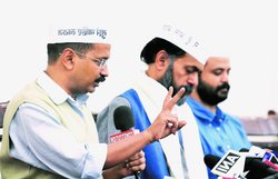 कांग्रेस और आप की सर्वेक्षणों ने उड़ाई नींद