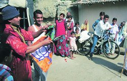 झारखंड में जादूगरों के सहारे मजमा जुटाने में लगी भाजपा