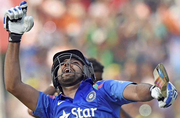 रोहित ने पूरे 50 ओवर बल्लेबाजी की और पारी की आखिरी गेंद पर आउट हुए। उन्हें श्रीलंका के सबसे अनुभवी खिलाड़ी महेला जयवर्धने ने लांग आफ पर कैच किया। (फोटो: भाषा)