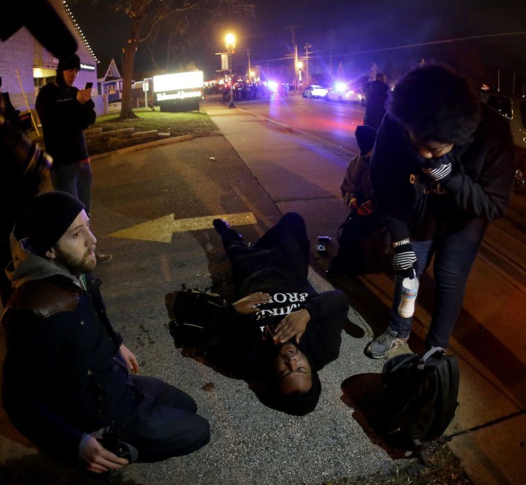 अमेरिका के फर्ग्युसन इलाके में दंगे हो रहे हैं। (फोटो: एपी)