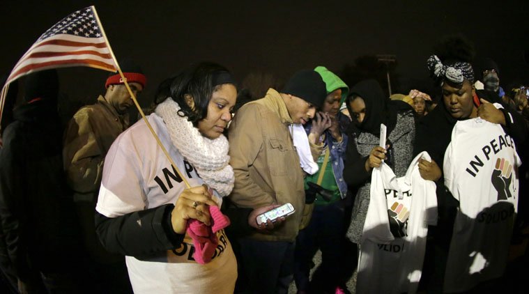 तोड़फोड़ के अलावा बहुत से घरों में आग भी लगा दी गई है। (फोटो: एपी)