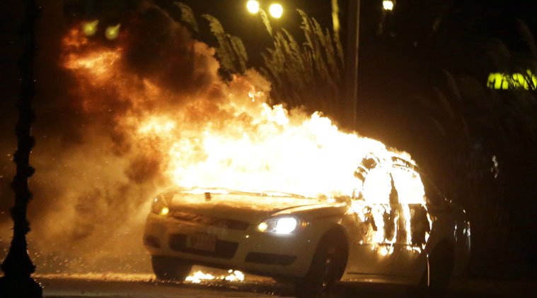 प्रदर्शनकारियों पर काबू पाने के लिए पुलिस ने आंसू गैस के गोले दागे हैं। (फोटो: एपी)