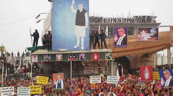 बाबा रामपाल के आश्रम से निकाले गए 10000 समर्थक बाहर