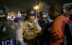 फर्गुसन शहर में कहर: अश्वेत किशोर की जान लेने वाले पुलिस अधिकारी पर अभियोग नहीं