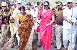 हेमा मालिनी ने वृंदावन की सड़कों पर लगाई झाड़ू