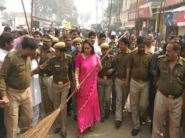 सांसद व अभिनेत्री हेमा मालिनी ने वृंदावन के गांधी पार्क में हाथ में झाड़ू थाम मोदी के सफाई संदेश को आगे बढ़ाया। हेमा मालिनी ने अनाज मंडी, बनखंडी, लोई बाजार, रेतिया बाजार आदि स्थानों पर सफाई की। भारी सुरक्षा घेरे के बीच झाड़ू पकड़े हेमा मालिनी ने कूड़ा-करकट फैला रहे दुकानदारों को सफाई की नसीहत भी दी।