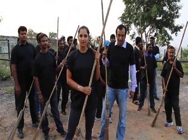 टेनिस स्टार सानिया मिर्जा ने भी अपने साथियों से साथ मिलकर इस अभियान के तहत लगाई थी झाडू।
