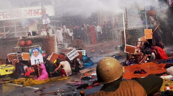 अभी भी आश्रम में छिपे हुए हैं बाबा, रामपाल को पकड़ने के लिए अभियान जारी